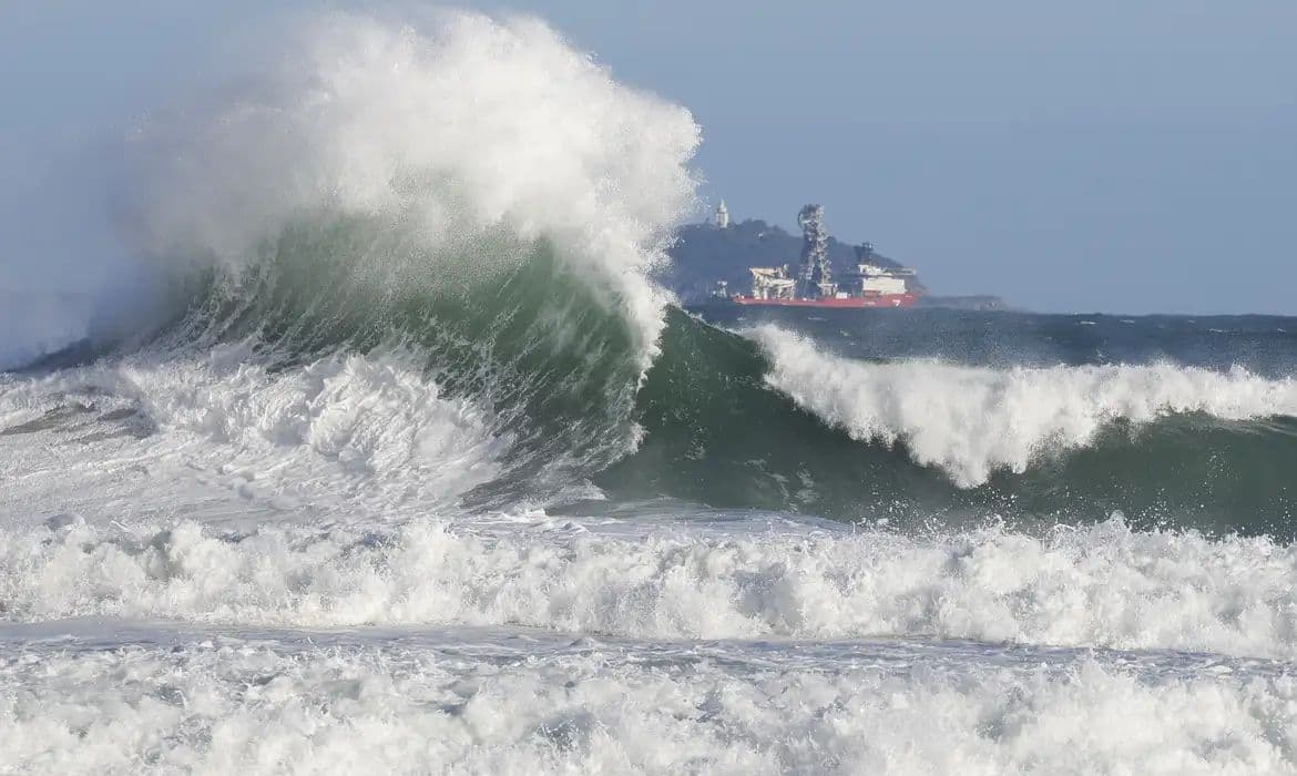 Bombeiros do RJ realizam mais de 8 mil salvamentos no mar em 2026