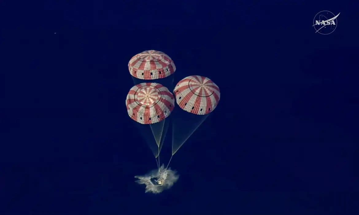 Cápsula Artemis 2 retorna à Terra após missão histórica na Lua