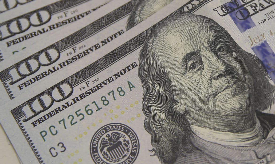 Dólar cai para R$ 5,01 e Ibovespa atinge novo recorde histórico