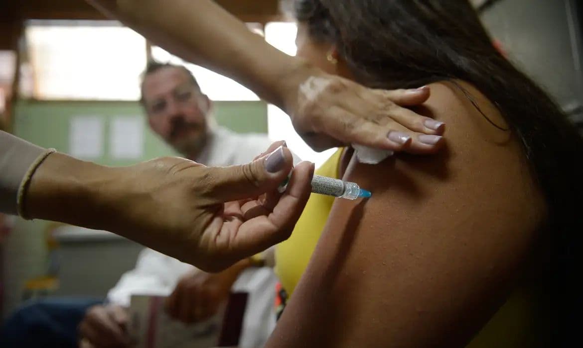 Empresas devem orientar funcionários sobre prevenção ao câncer e vacinação
