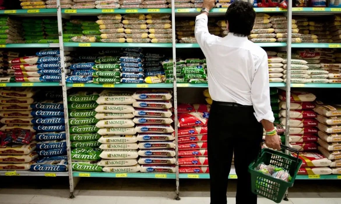 Excesso de chuvas encarece feijão e itens da cesta básica em todo o Brasil
