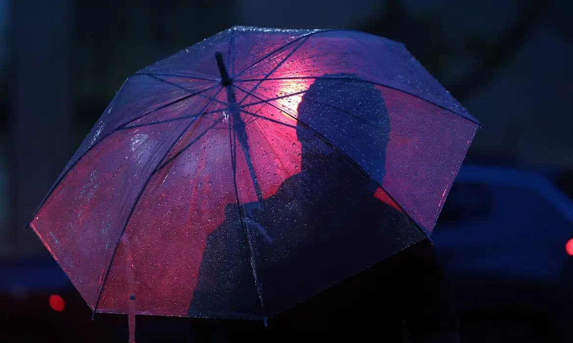 Inmet emite alerta de vendaval para o Rio Grande do Sul e chuvas no Norte