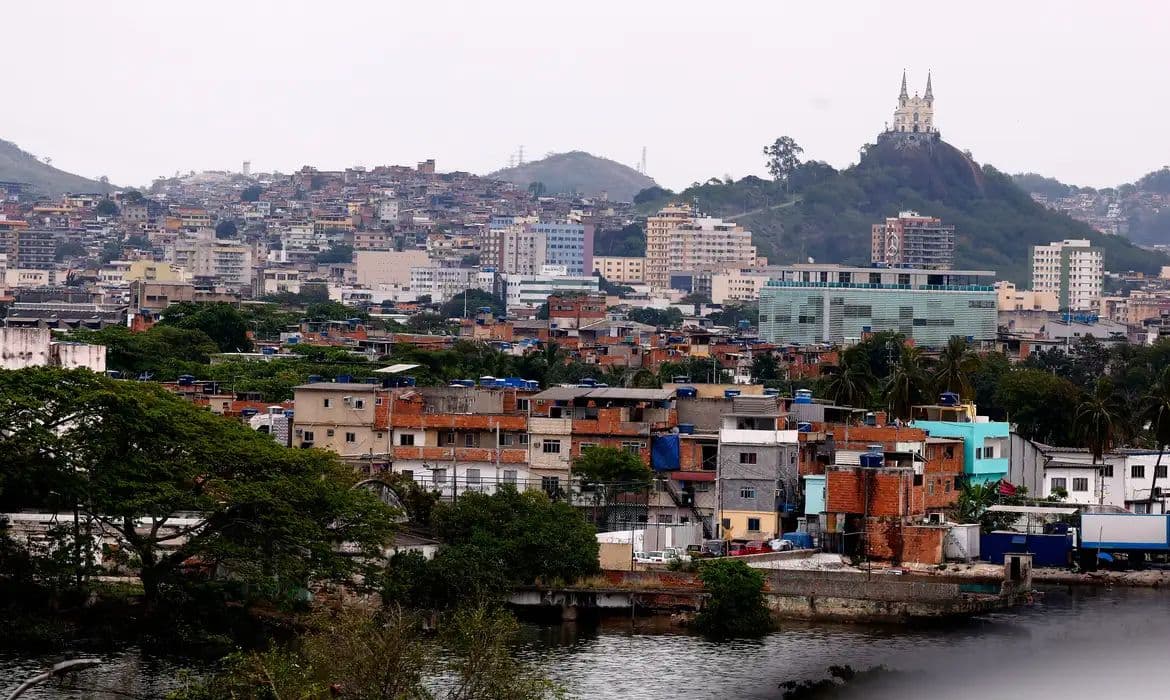 Justiça decreta prisão de casal que levava fuzis para o Comando Vermelho