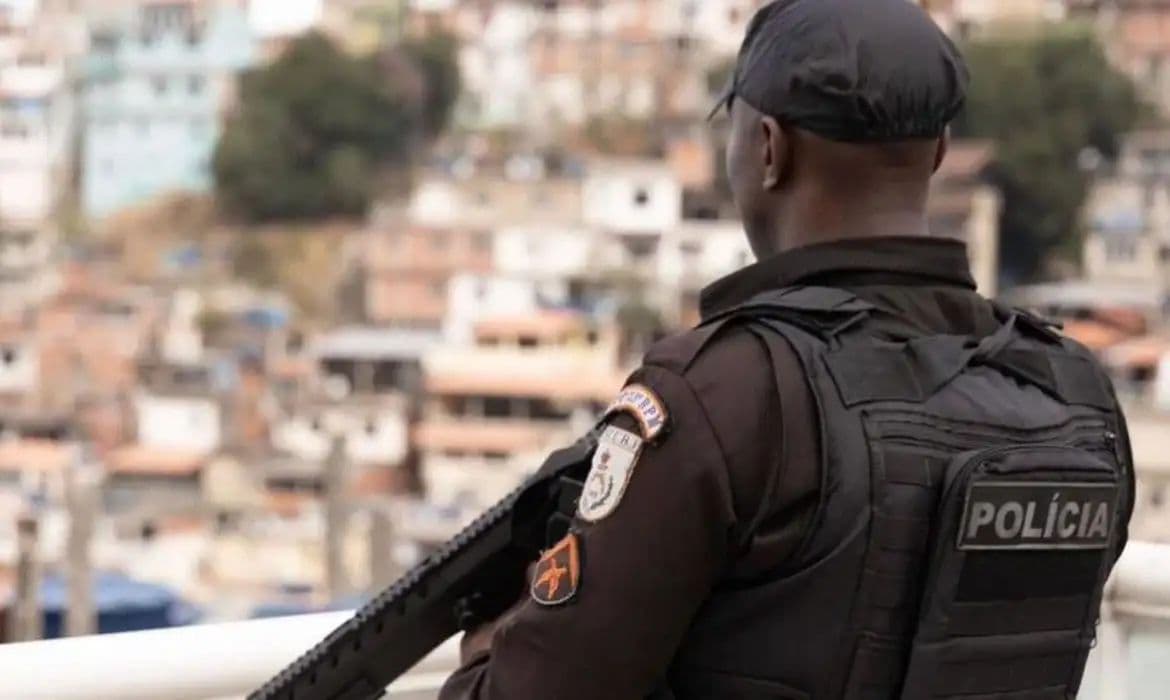 PM apreende três toneladas de drogas e fuzis no Complexo da Maré