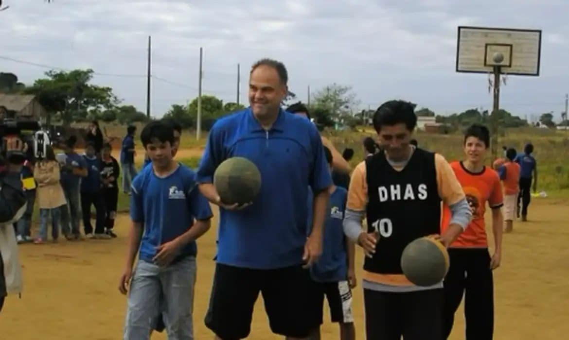 Projeto apadrinhado por Oscar Schmidt vence torneio nacional de basquete