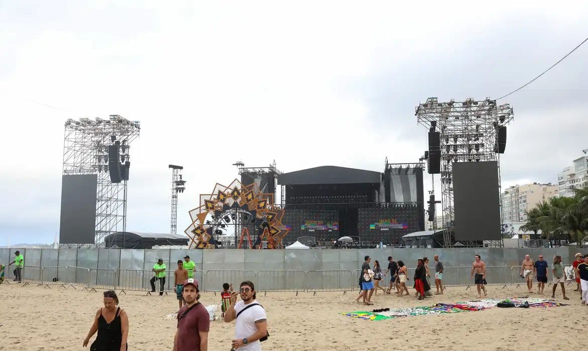 Bombeiros realizam vistoria final para show de Shakira em Copacabana
