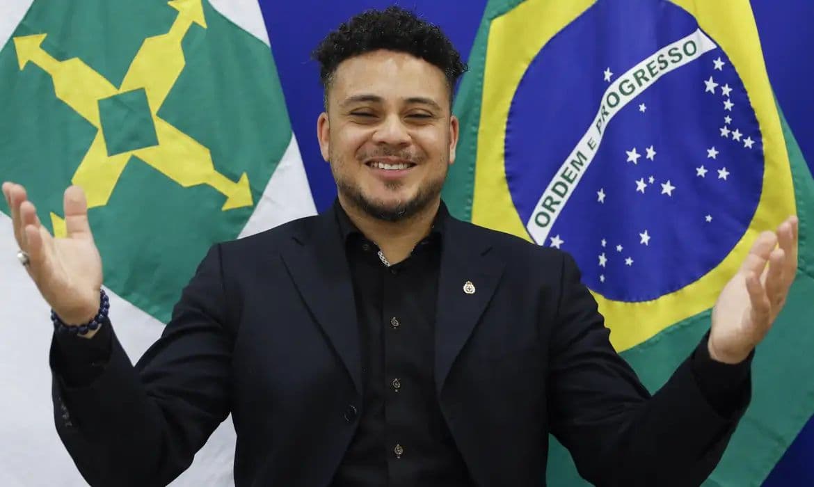 Brasileiro criado na Holanda defende rigor e afeto no processo de adoção
