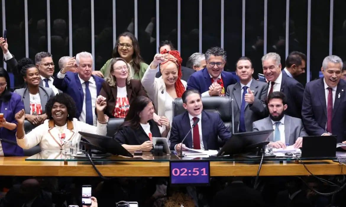 Câmara aprova em dois turnos a PEC que põe fim à escala de trabalho 6×1
