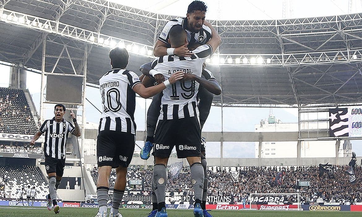Com hat-trick de Arthur Cabral, Botafogo vence e afunda Corinthians no Z-4