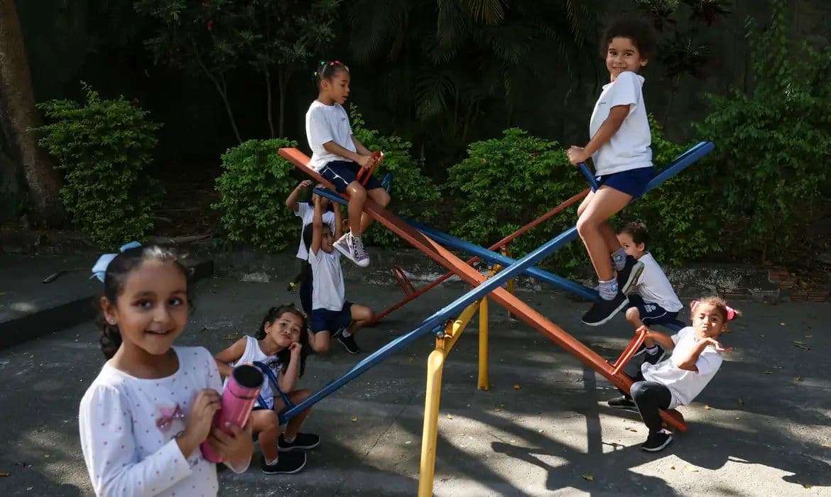 Como o uso excessivo de telas prejudica a criatividade infantil