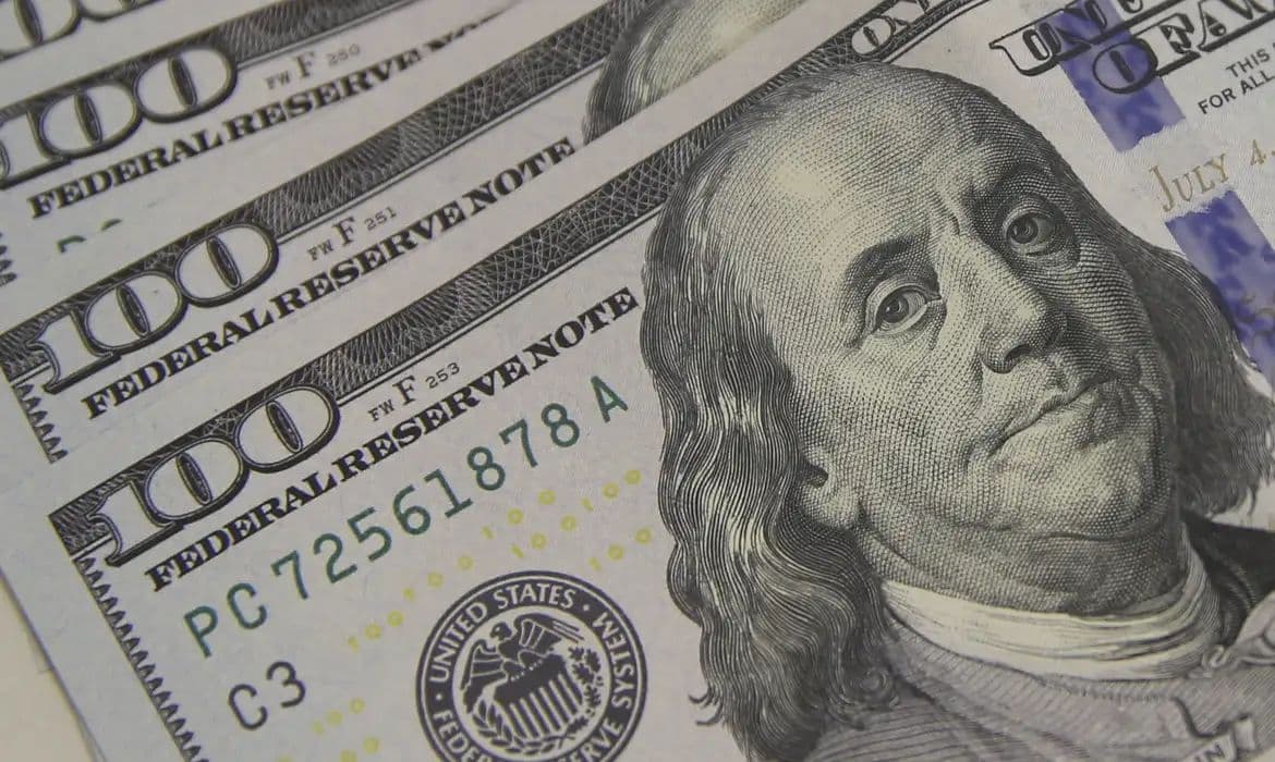 Dólar sobe para R$ 5,06 e Bolsa cai com tensões globais e ruído político