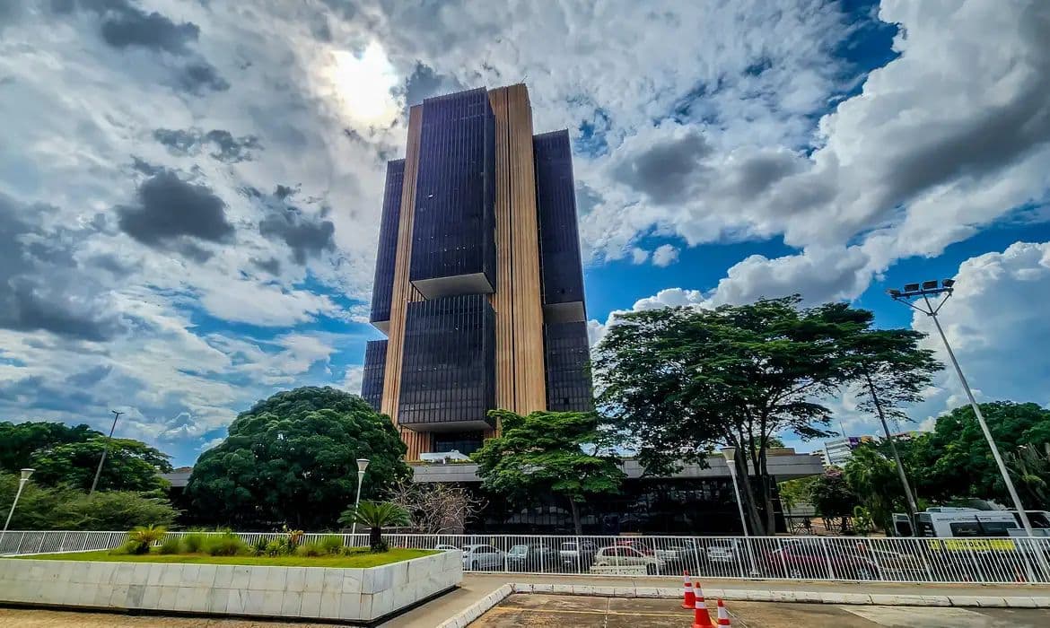Economistas afirmam que juros altos pressionam dívida mais que gastos