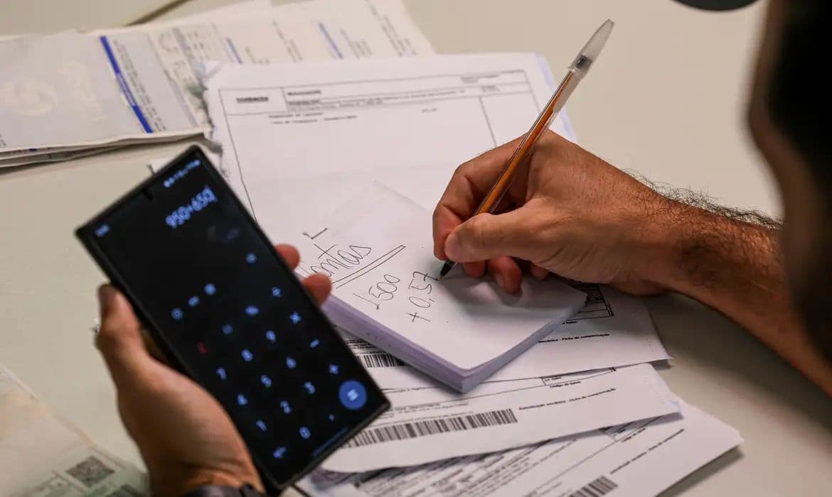 Especialistas alertam para riscos do endividamento com crédito fácil