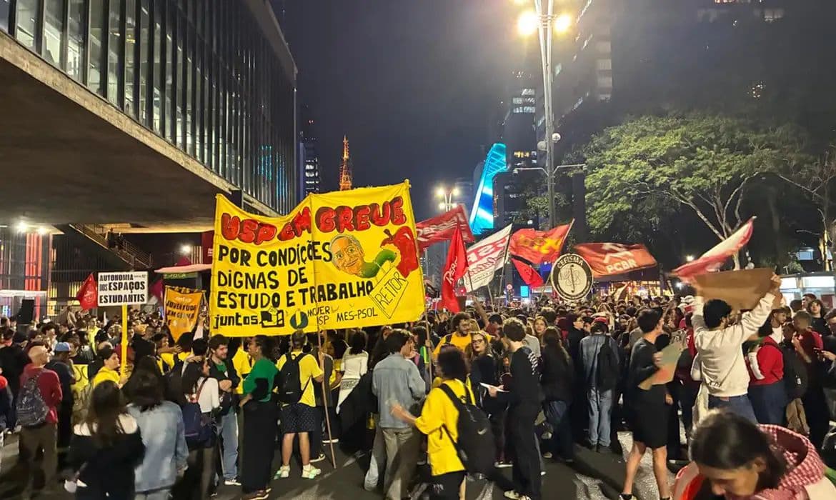 Estudantes da USP protestam na Avenida Paulista por diálogo com a reitoria