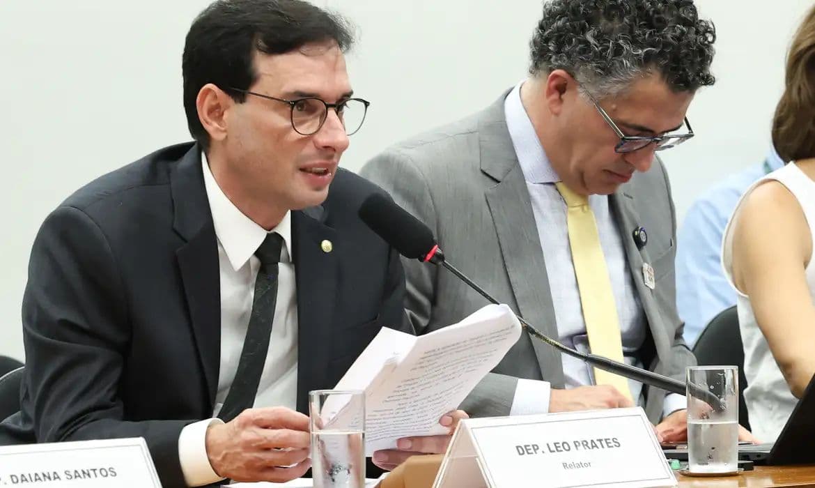 Fim da escala 6×1: Relator propõe folga preferencial aos domingos