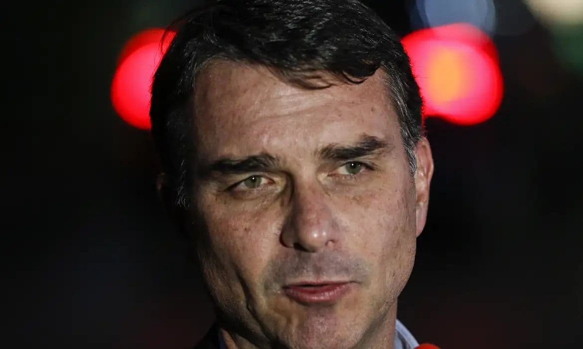 Flávio Bolsonaro admite pedido de R$ 134 milhões a banqueiro para filme