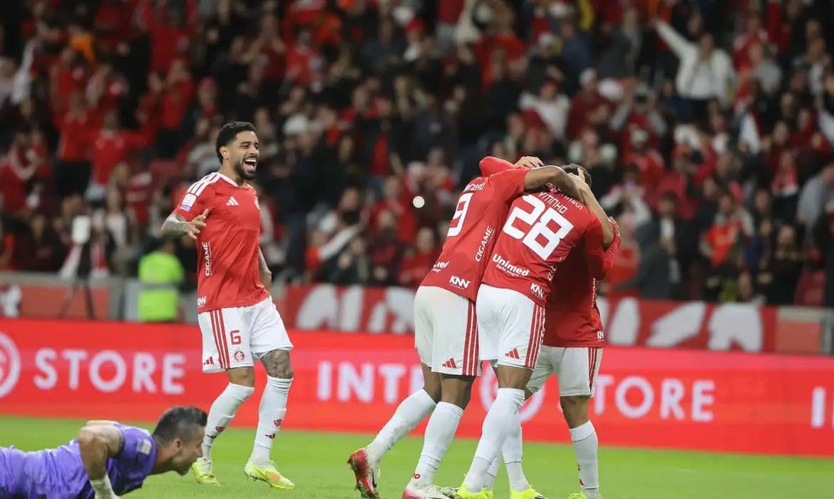 Internacional vence Fluminense por 2 a 0 e sobe na tabela do Brasileirão