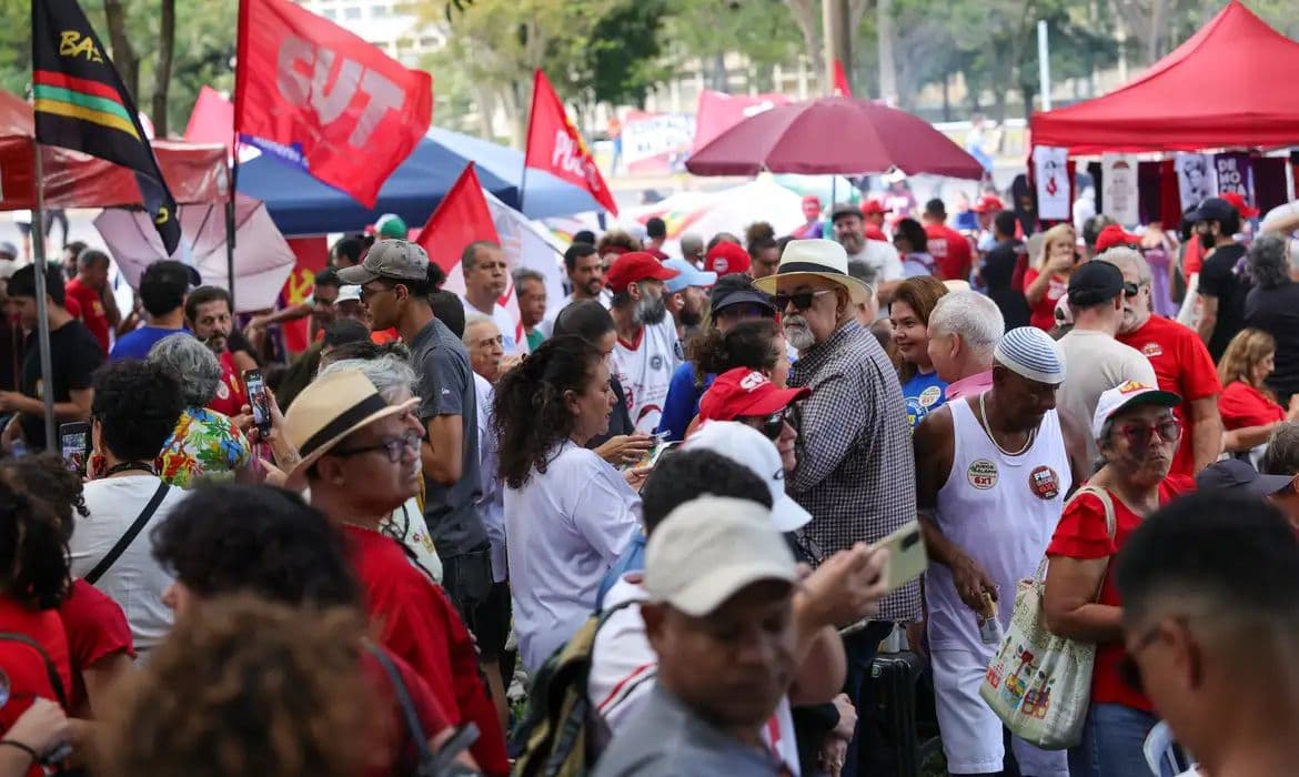 Manifestantes pedem fim da escala 6×1 em atos pelo Brasil no 1º de Maio