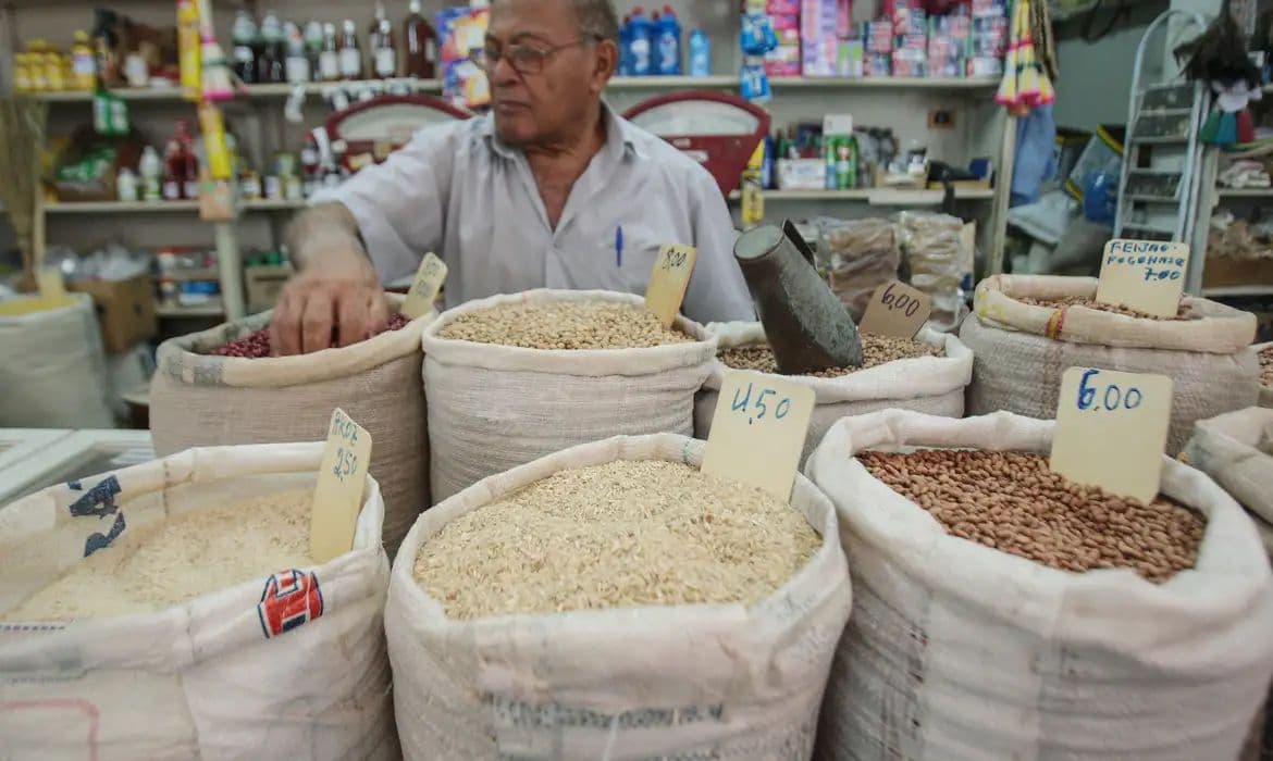 Mercado financeiro eleva previsão da inflação para 4,89% em 2024
