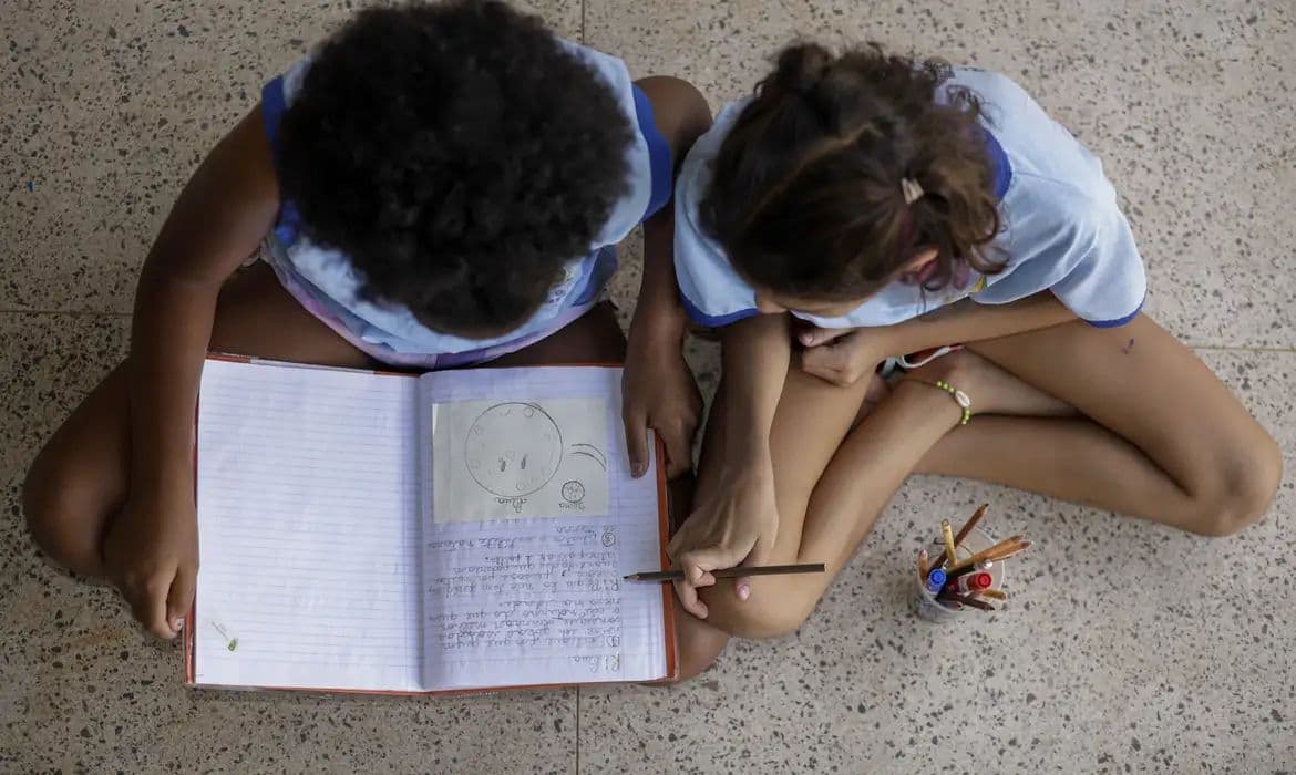 Metade dos alunos não percebe debate antirracista nas escolas, diz estudo