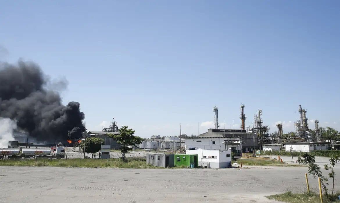 Ministério Público do RJ pede falência da refinaria Refit