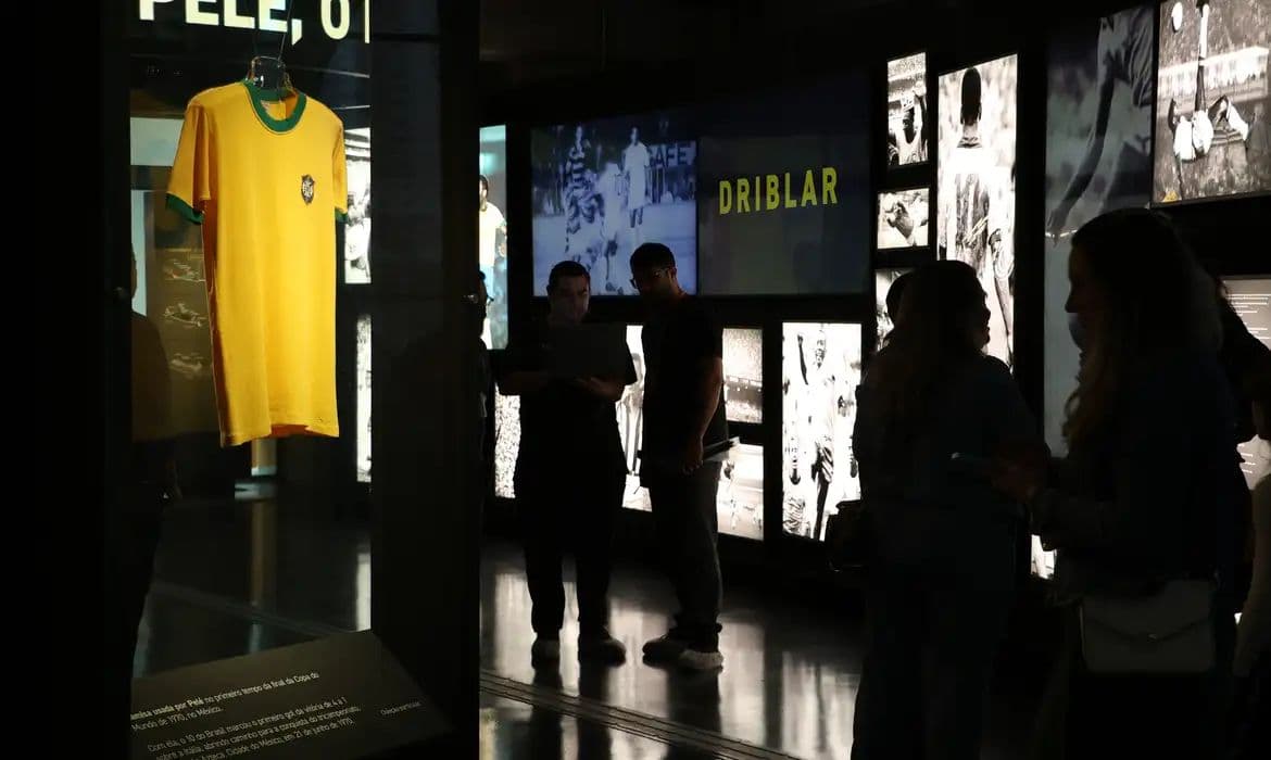 Museu do Futebol inaugura exposição ‘Amarelinha’ com camisas históricas