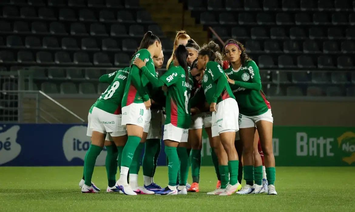 Palmeiras vence Botafogo e encosta na liderança do Brasileirão Feminino