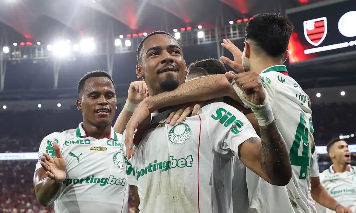 Palmeiras vence Flamengo no Maracanã e dispara na liderança do Brasileirão