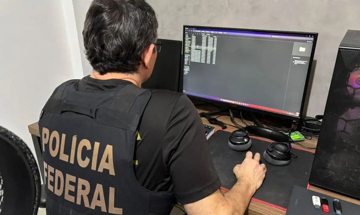 PF deflagra Operação Aequitas contra racismo em aplicativos de mensagens
