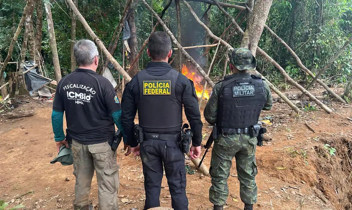 PF e Ibama desarticulam garimpos ilegais na divisa do Amapá e Pará