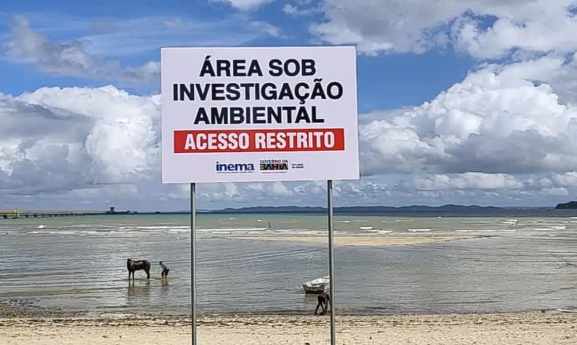 Praia de Salvador sofre há 100 dias com grave contaminação química
