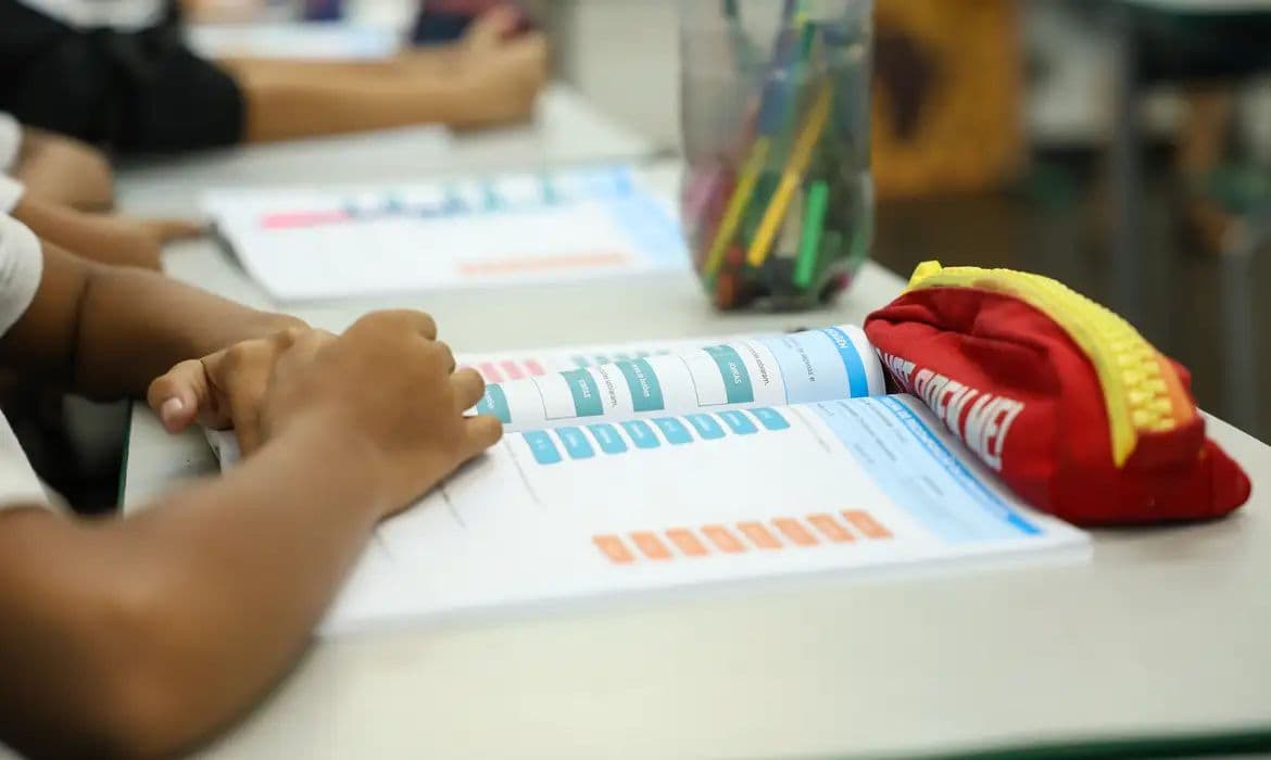 Saiba como deduzir gastos escolares de dependentes com TEA no Imposto de Renda