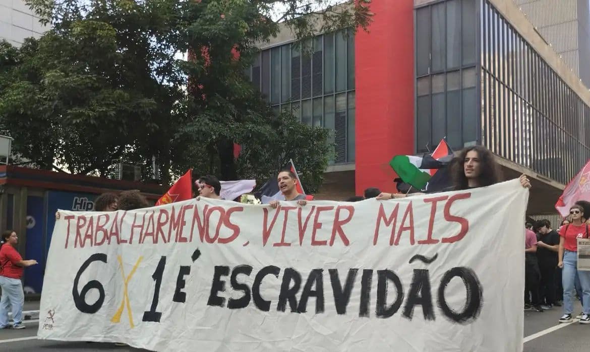 Trabalhadores relatam exaustão e esperança com possível fim da escala 6×1