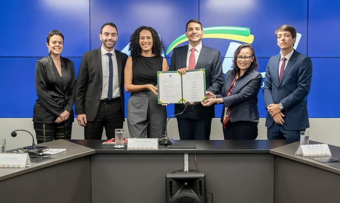 AGU faz acordo e garante posse de servidora barrada por banca de cotas