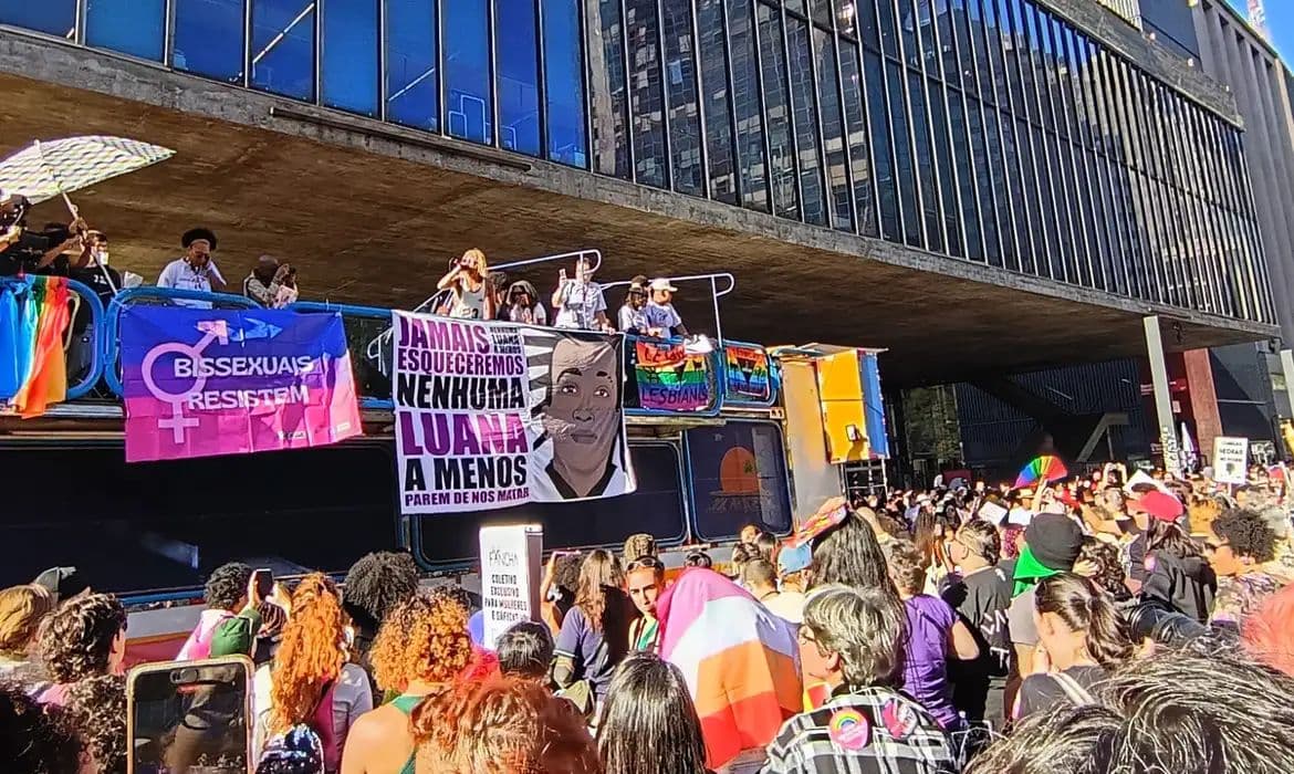 Caminhada em SP reúne mulheres lésbicas e bissexuais contra a violência