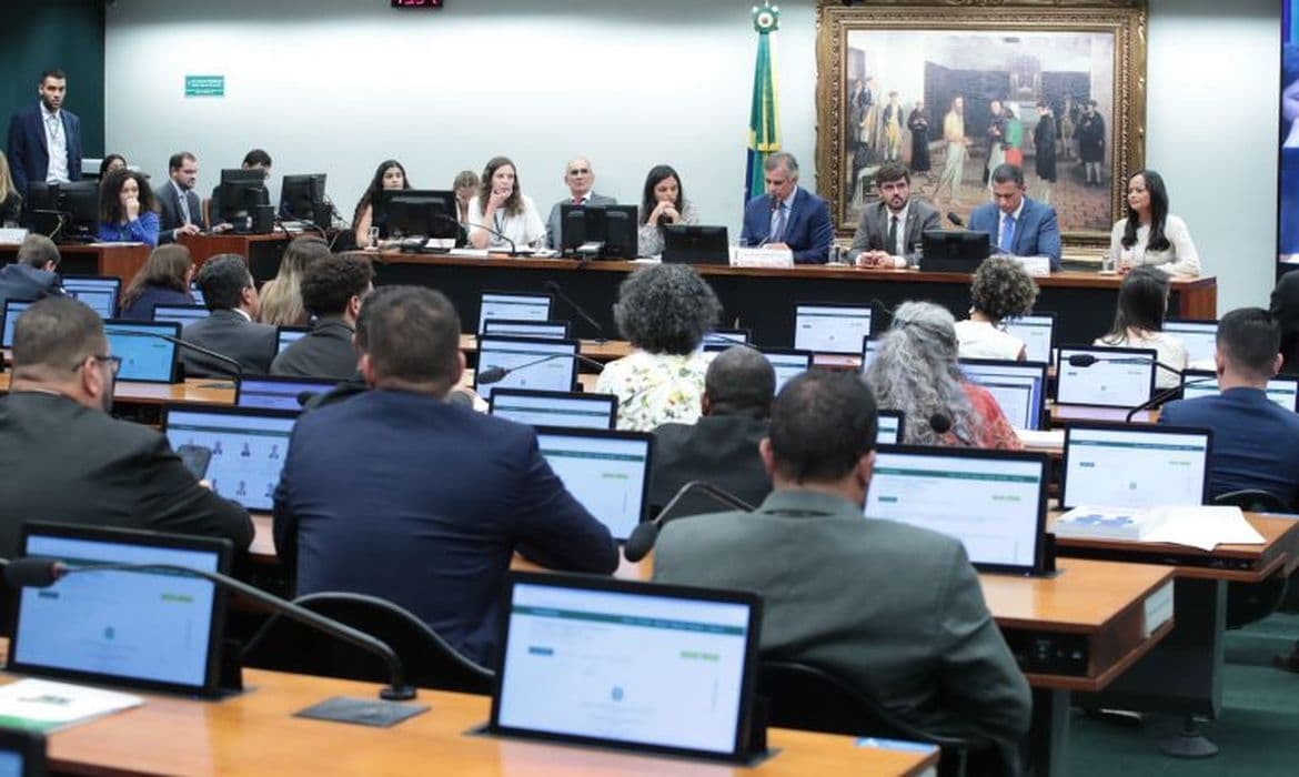 CCJ da Câmara vota PEC que reduz maioridade penal para 16 anos