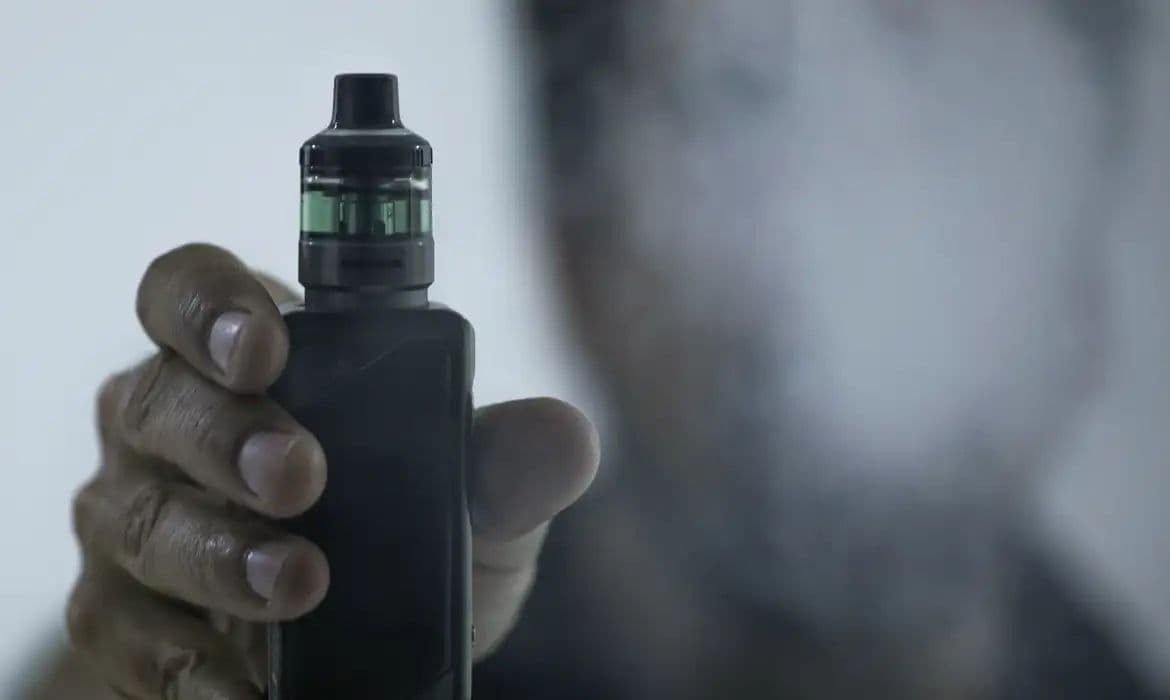 Cigarros eletrônicos camuflados em roupas e acessórios desafiam a saúde