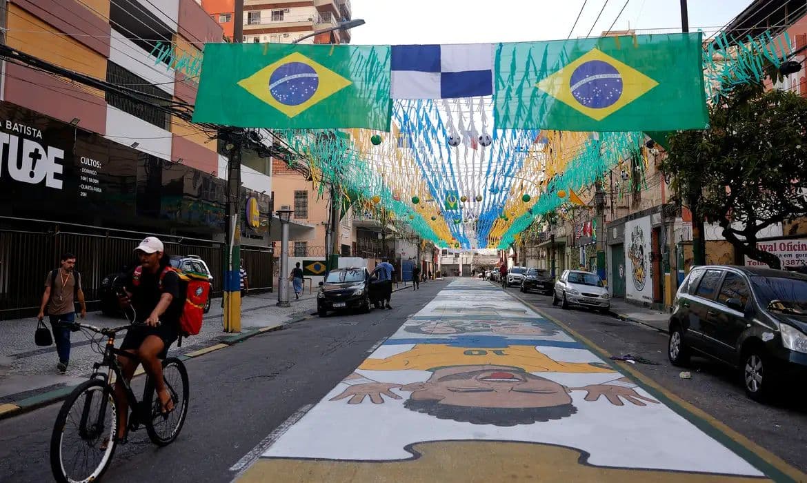 Copa do Mundo: Ruas decoradas no Rio resgatam tradição e unem comunidades