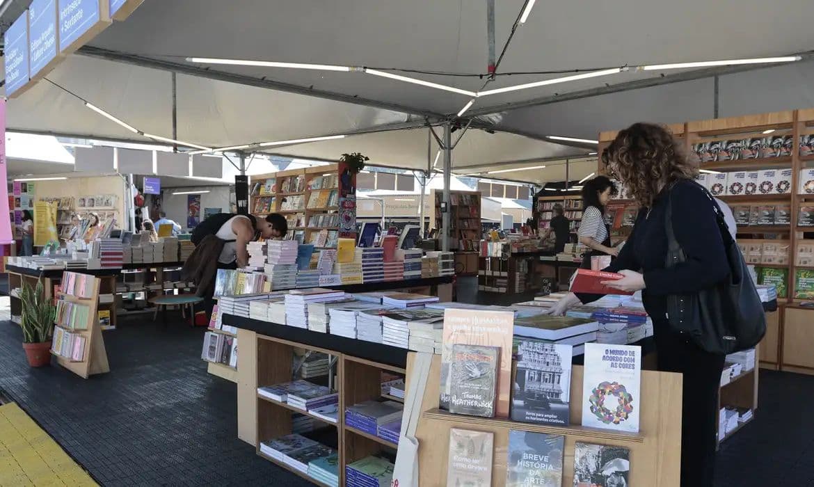 Diretor da EBC celebra 90 anos da Rádio Nacional na Feira do Livro de SP