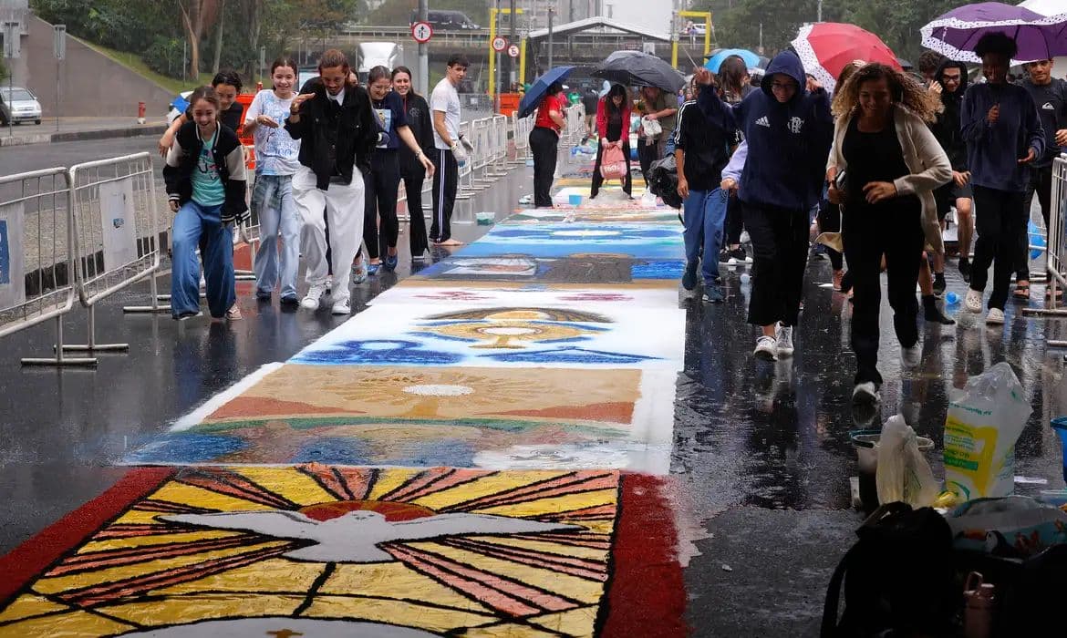 Fiéis superam chuva e confeccionam tapetes de Corpus Christi no Rio