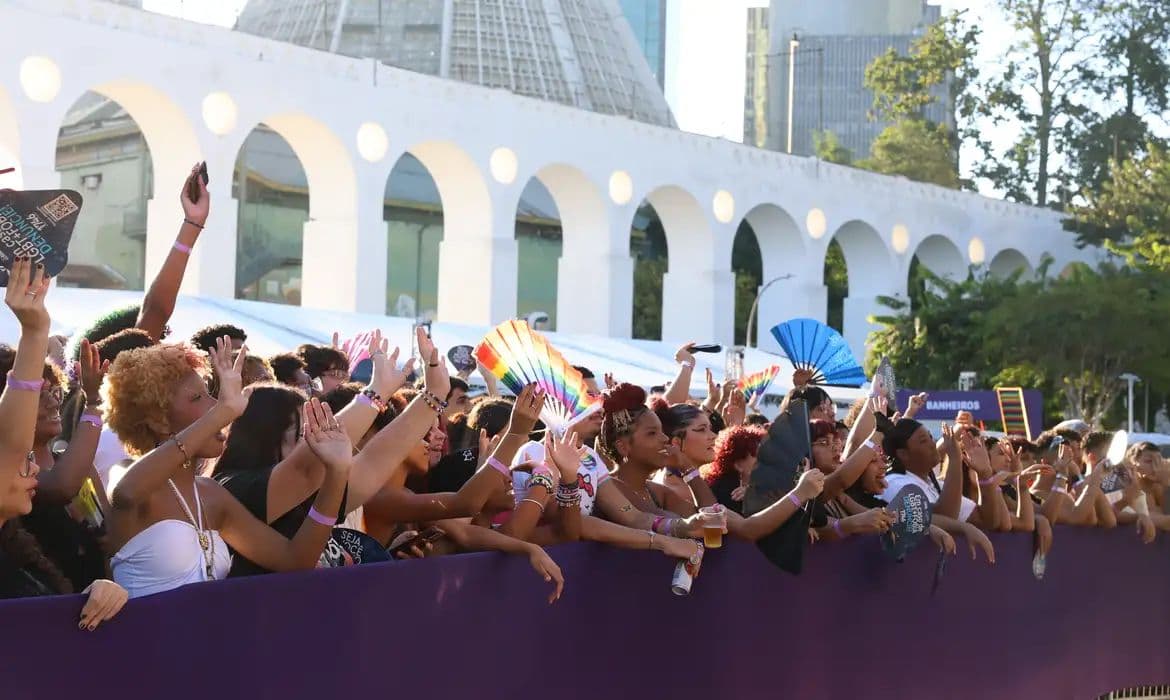 Parada LGBTQIA+ no Rio foca em representatividade política nas urnas