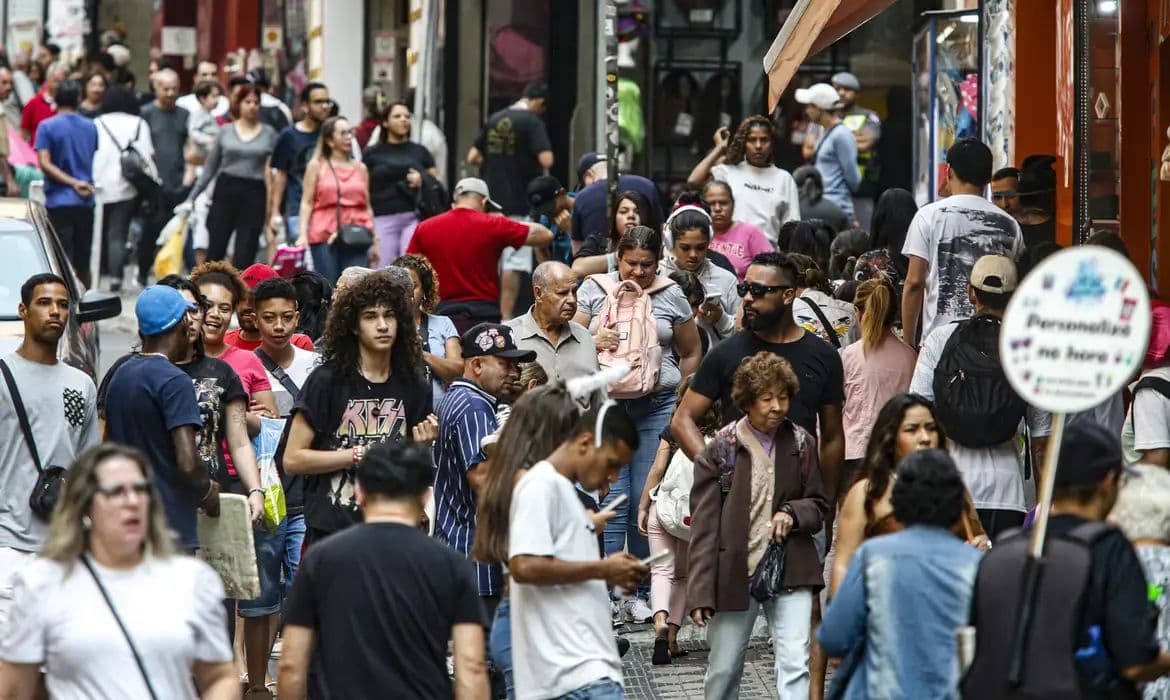 Pobreza recua em 22 metrópoles brasileiras impulsionada pelo mercado de trabalho