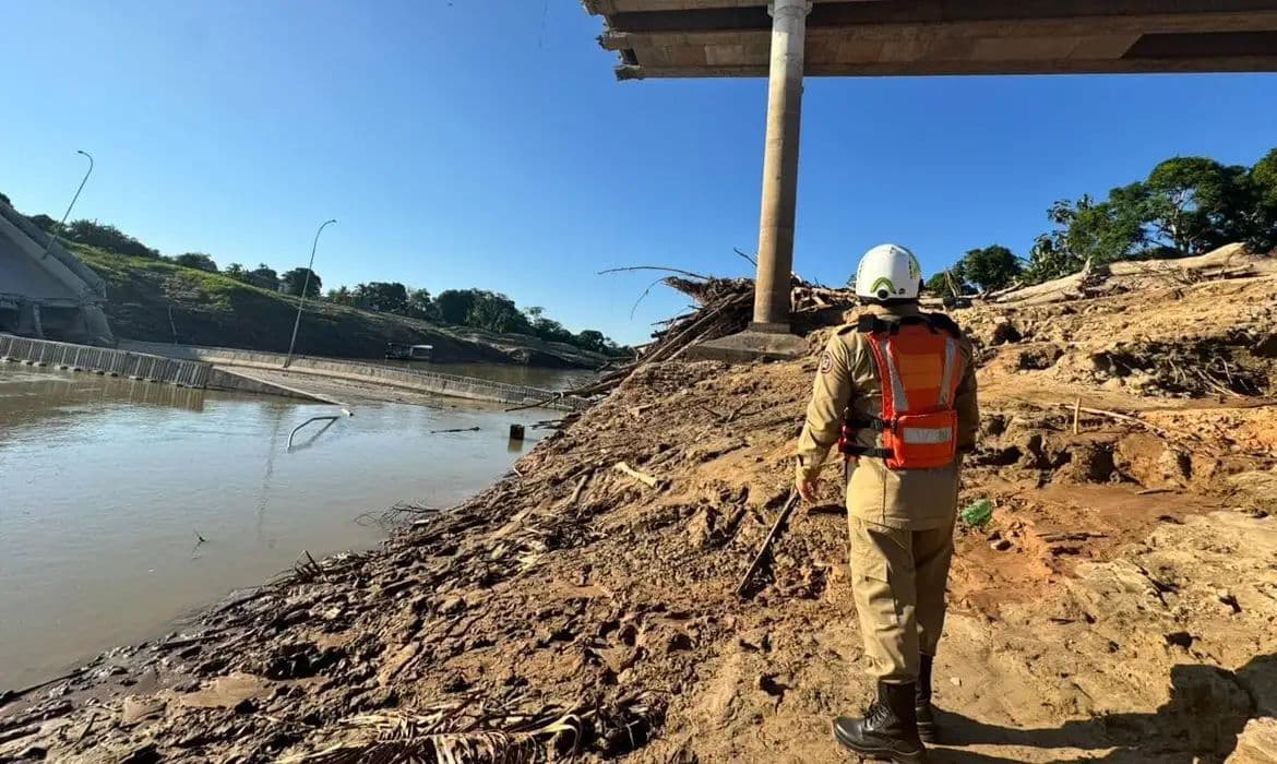 Ponte de R$ 36 milhões desaba no Acre e deixa quatro feridos