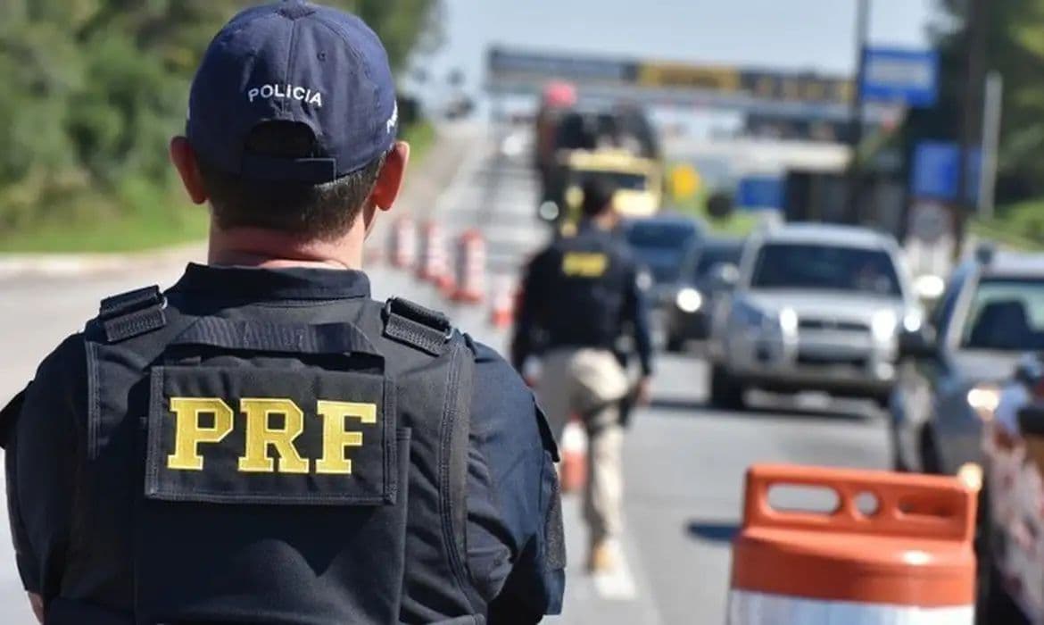 PRF realiza maior apreensão de fuzis da história em rodovia do Paraná