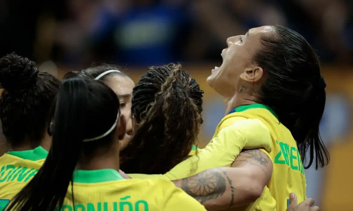 Seleção feminina de futebol vence Estados Unidos de virada em amistoso