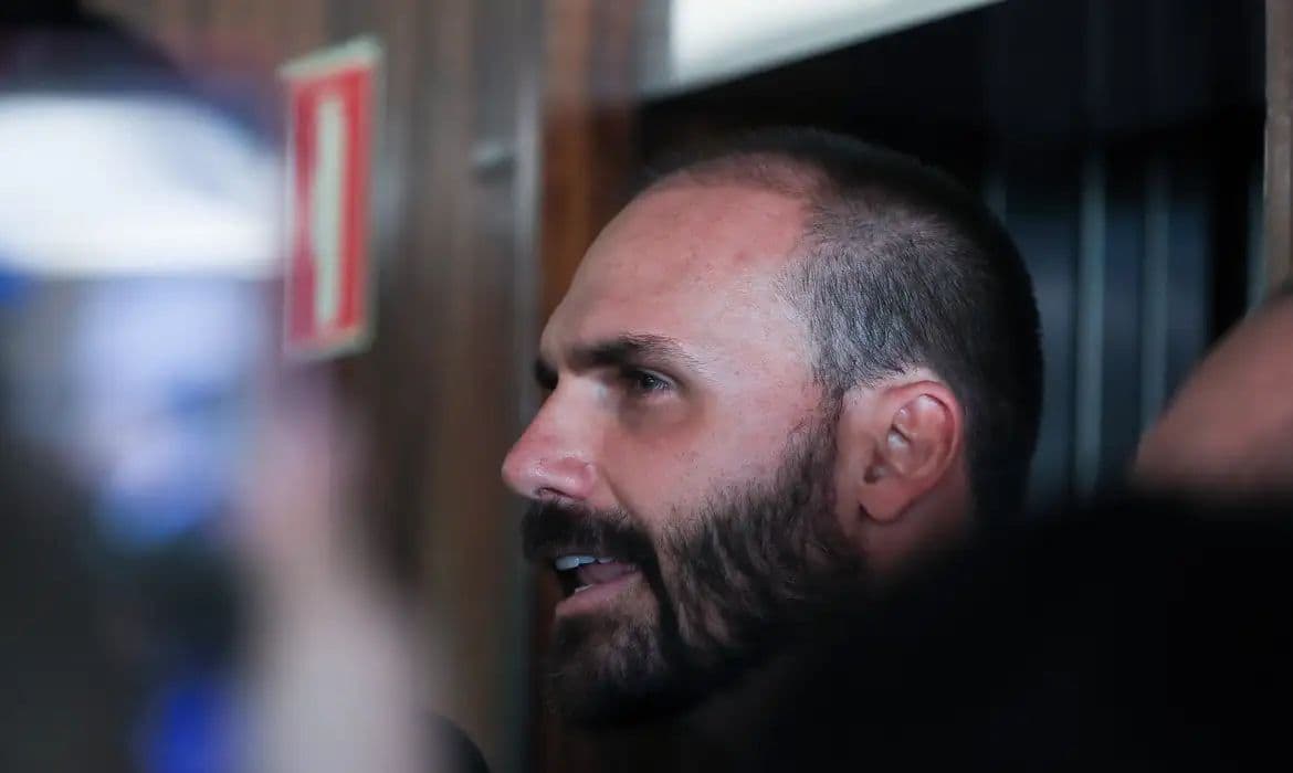 STF julga condenação de Eduardo Bolsonaro por coação em processo