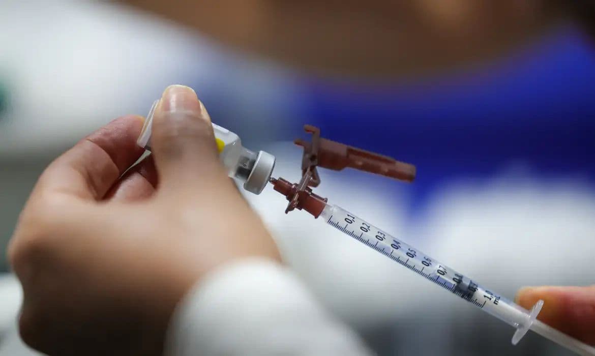 Vacina da dengue para crianças segue normal e não foi suspensa