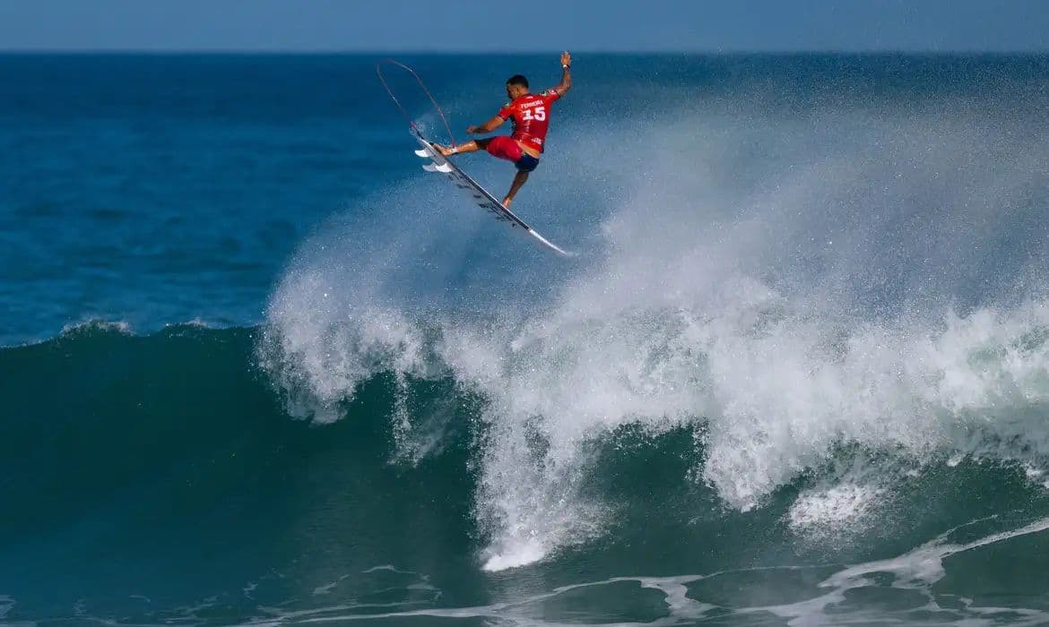 WSL Saquarema: Brasil garante surfista nas semifinais após dia de disputas