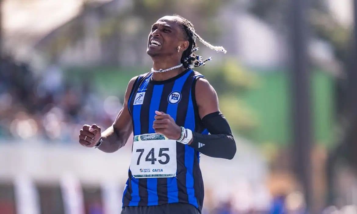 Alison dos Santos vence 400m com barreiras com melhor marca mundial de 2026
