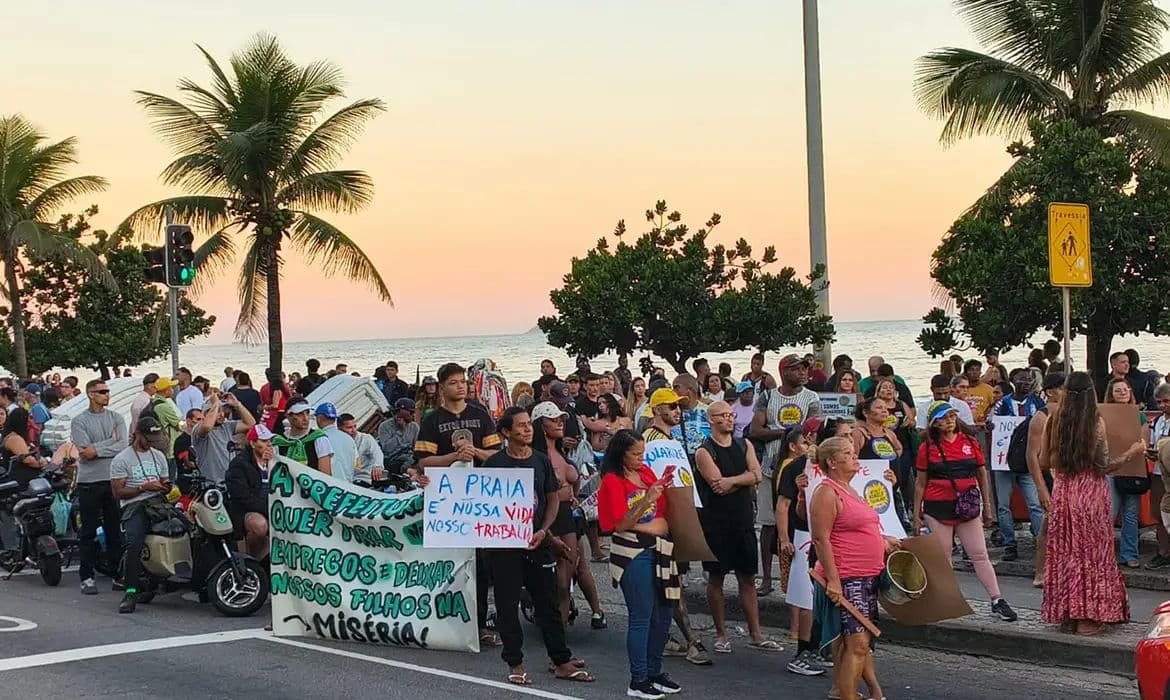 Ambulantes protestam contra programa Tolerância Zero no Rio